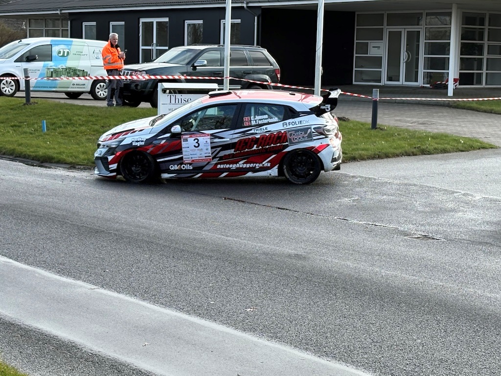 Carsten Jensen, Holstebro og Michael Fasterholdt, Billund (start nr. 3) var næsthurtigst i en Renault Clio RC 3 magen til vinderens.
(Foto: SOMS)